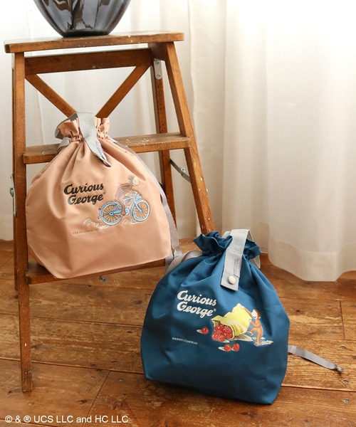 ACCOMMODE(アコモデ)の「【365Curious 】おさるのジョージ コンパクトクーラー巾着バッグ(ハンドバッグ・レディース・ベージュ/ネイビー・FREE)」の22枚目の写真