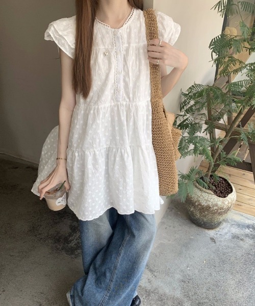 gossip！ロサンゼルス（ゴシップロサンゼルス）の「小花刺繍フリル肩段々ギャザーノースリーブチュニック/レース ティアードミニ丈ワンピース（チュニック・レディース・ホワイト・M）」の4枚目の写真