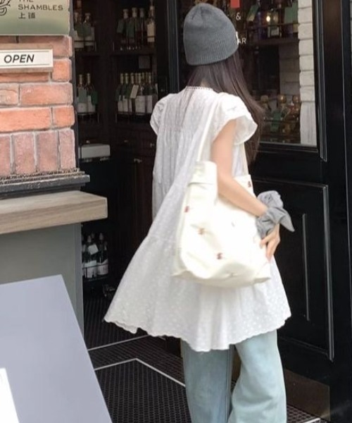 gossip！ロサンゼルス（ゴシップロサンゼルス）の「小花刺繍フリル肩段々ギャザーノースリーブチュニック/レース ティアードミニ丈ワンピース（チュニック・レディース・ホワイト・M）」の12枚目の写真