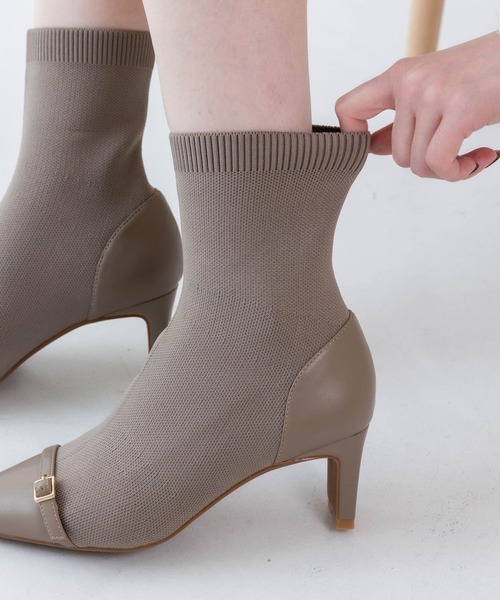 EVOL(イーボル)の「【S-LLサイズ展開・美脚効果あり】ニットベルトショートブーツ BZ23842(ブーツ・レディース・ベージュ/ブラック・M/L/LL/S)」の1枚目の写真