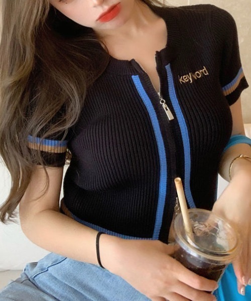 deux amour（ドゥーザムール）の「ライン配色前ジップニット半袖カーデ（カーディガン/ボレロ・レディース・ブルー/グレー/ブラック/ベージュ・FREE）」の5枚目の写真
