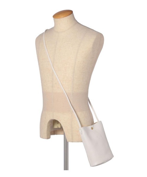 IL BISONTE（イルビゾンテ）の「IL BISONTE / ORIGINAL LEATHER / ショルダーバッグ / 2025 AUTUMN WINTER（ショルダーバッグ・レディース・ネイビー/オレンジ/ブラック/オリーブ/グレー/ナチュラル/ライトブラウン/レンガ/ダークブラウン/レッド/ホワイト/グリーン・FREE）」の18枚目の写真