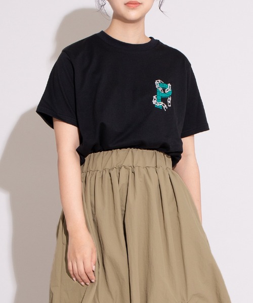 PUNYUS（プニュズ）の「鎖ロゴ刺繍Ｔシャツ（Tシャツ/カットソー・レディース・ホワイト/ブラック/イエロー・1/2/3/4）」の3枚目の写真