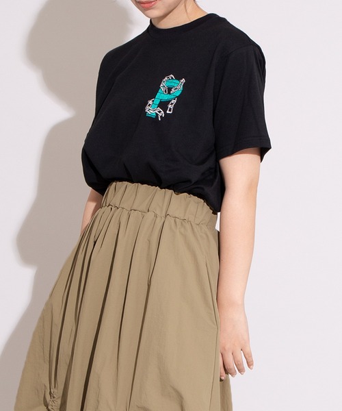 PUNYUS（プニュズ）の「鎖ロゴ刺繍Ｔシャツ（Tシャツ/カットソー・レディース・ホワイト/ブラック/イエロー・1/2/3/4）」の5枚目の写真