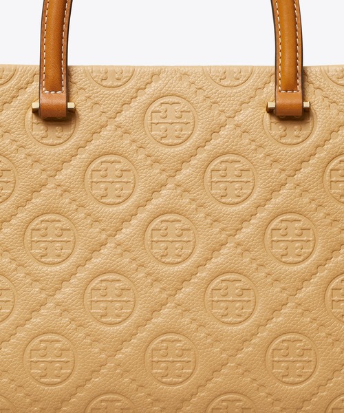TORY BURCH(トリーバーチ)の「Tモノグラム ペブル トップハンドル トートバッグ(ハンドバッグ・レディース・サンドベージュ・ONE SIZE)」の4枚目の写真