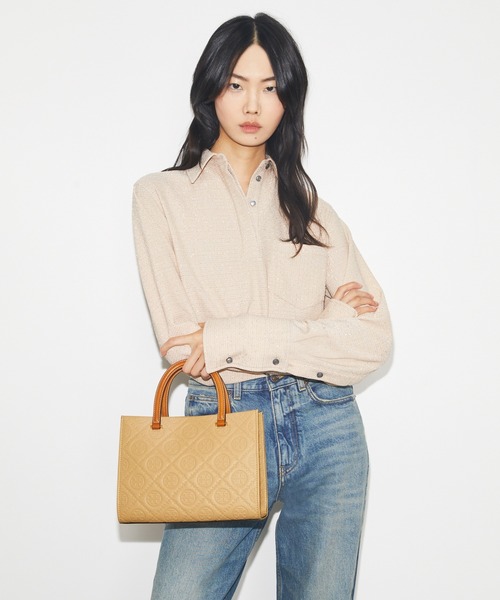 TORY BURCH(トリーバーチ)の「Tモノグラム ペブル トップハンドル トートバッグ(ハンドバッグ・レディース・サンドベージュ・ONE SIZE)」の6枚目の写真