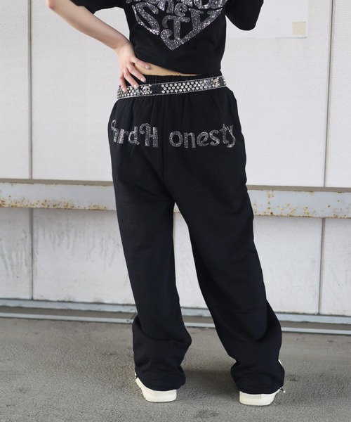 ATMARK（アットマーク）の「《フリーサイズ　/　UNISEX　》ATMARK　ハートロゴラインストーン　スウェットパンツ（デニムパンツ・レディース・ブラック/ホワイト・FREE）」の2枚目の写真