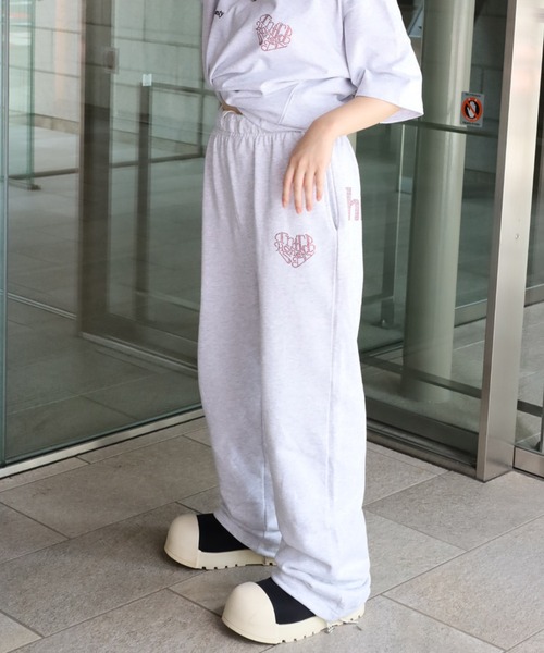 ATMARK（アットマーク）の「《フリーサイズ　/　UNISEX　》ATMARK　ハートロゴラインストーン　スウェットパンツ（デニムパンツ・レディース・ブラック/ホワイト・FREE）」の8枚目の写真