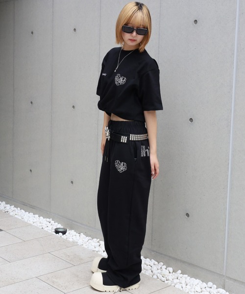 ATMARK（アットマーク）の「《フリーサイズ　/　UNISEX　》ATMARK　ハートロゴラインストーン　スウェットパンツ（デニムパンツ・レディース・ブラック/ホワイト・FREE）」の4枚目の写真