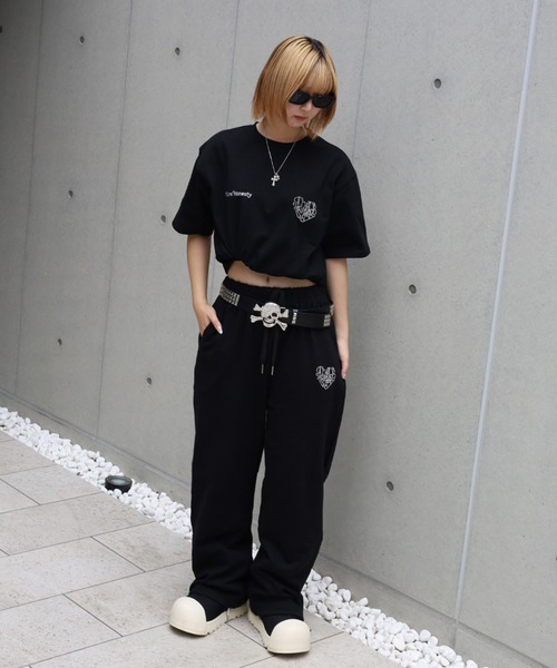 ATMARK（アットマーク）の「《フリーサイズ　/　UNISEX　》ATMARK　ハートロゴラインストーン　スウェットパンツ（デニムパンツ・レディース・ブラック/ホワイト・FREE）」の5枚目の写真