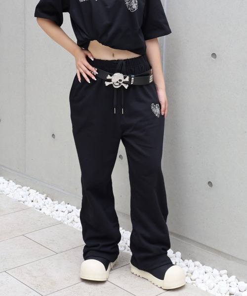 ATMARK（アットマーク）の「《フリーサイズ　/　UNISEX　》ATMARK　ハートロゴラインストーン　スウェットパンツ（デニムパンツ・レディース・ブラック/ホワイト・FREE）」の3枚目の写真