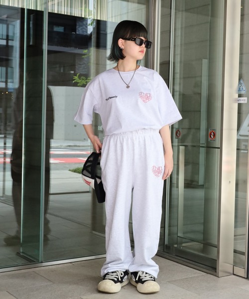 ATMARK（アットマーク）の「《フリーサイズ　/　UNISEX　》ATMARK　ハートロゴラインストーン　スウェットパンツ（デニムパンツ・レディース・ブラック/ホワイト・FREE）」の13枚目の写真