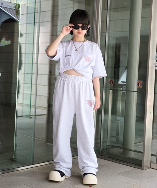 ATMARK（アットマーク）の「《フリーサイズ　/　UNISEX　》ATMARK　ハートロゴラインストーン　スウェットパンツ（デニムパンツ・レディース・ブラック/ホワイト・FREE）」の12枚目の写真