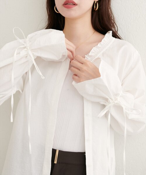 natural couture(ナチュラルクチュール)の「【WEB限定】フリルVネックキャンディスリーブブラウス(シャツ/ブラウス・レディース・ブラウン/サックスブルー/ブラック/オフホワイト・FREE)」の2枚目の写真