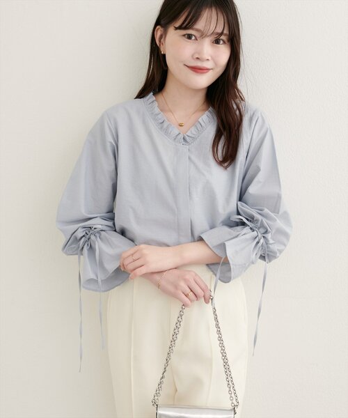 natural couture(ナチュラルクチュール)の「【WEB限定】フリルVネックキャンディスリーブブラウス(シャツ/ブラウス・レディース・ブラウン/サックスブルー/ブラック/オフホワイト・FREE)」の4枚目の写真