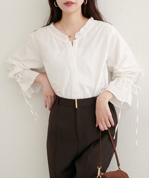 natural couture(ナチュラルクチュール)の「【WEB限定】フリルVネックキャンディスリーブブラウス(シャツ/ブラウス・レディース・ブラウン/サックスブルー/ブラック/オフホワイト・FREE)」の7枚目の写真