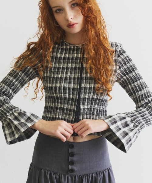 Lutim by u(ルチバイユー)の「Shirred frills blouse / シャーリングフリルブラウス(シャツ/ブラウス・レディース・ブラック/グレー/その他1/ボルドー・FREE)」の4枚目の写真