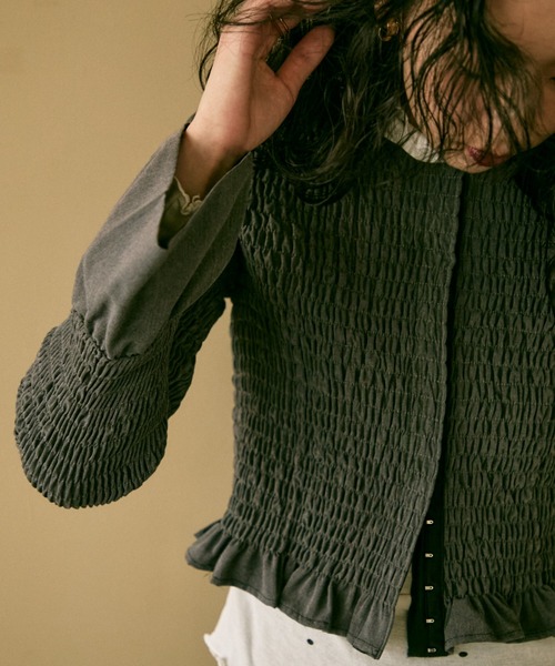 Lutim by u(ルチバイユー)の「Shirred frills blouse / シャーリングフリルブラウス(シャツ/ブラウス・レディース・ブラック/グレー/その他1/ボルドー・FREE)」の3枚目の写真