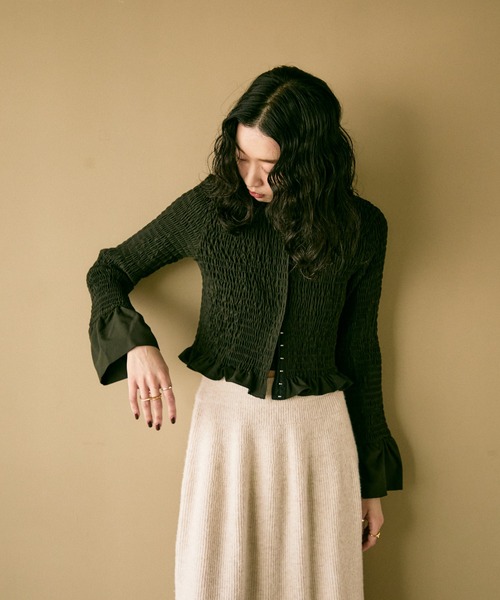 Lutim by u(ルチバイユー)の「Shirred frills blouse / シャーリングフリルブラウス(シャツ/ブラウス・レディース・ブラック/グレー/その他1/ボルドー・FREE)」の6枚目の写真