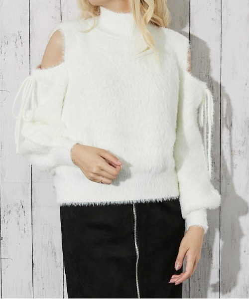 GORGE(ゴージ)の「《肩あき×フェザーニット》レディース 長袖トップス ふわもこ フェミニン 秋冬(ニット/セーター・レディース・ブラック/グレイッシュベージュ/オフホワイト/ブルー/ピンク・F)」の2枚目の写真