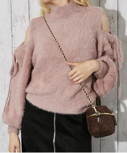 GORGE(ゴージ)の「《肩あき×フェザーニット》レディース 長袖トップス ふわもこ フェミニン 秋冬(ニット/セーター・レディース・ブラック/グレイッシュベージュ/オフホワイト/ブルー/ピンク・F)」の1枚目の写真