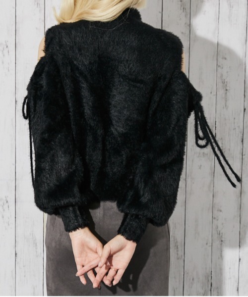 GORGE(ゴージ)の「《肩あき×フェザーニット》レディース 長袖トップス ふわもこ フェミニン 秋冬(ニット/セーター・レディース・ブラック/グレイッシュベージュ/オフホワイト/ブルー/ピンク・F)」の14枚目の写真