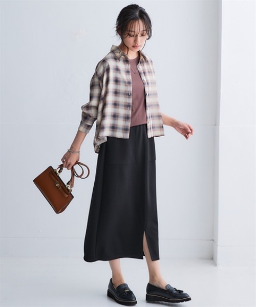 nissen（ニッセン）の「なめらかポンチ素材　前スリットタイトスカート（セットアップ可能）＜大きいサイズ有＞（スカート・レディース・ブラック/チャコールグレー/グリーン/モカ・S/M/L/LL）」の5枚目の写真