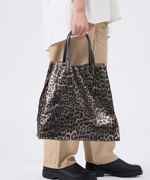 AULENTTI(オウレンティ)の「【WEB限定】【AULENTTI/オウレンティ】ポーチ付きトートバッグ ヒョウ柄(トートバッグ・レディース・シルバー・フリー)」の1枚目の写真
