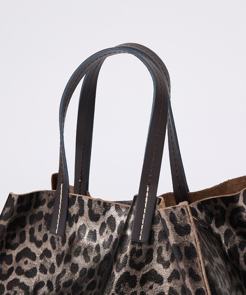 AULENTTI(オウレンティ)の「【WEB限定】【AULENTTI/オウレンティ】ポーチ付きトートバッグ ヒョウ柄(トートバッグ・レディース・シルバー・フリー)」の15枚目の写真