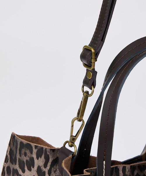 AULENTTI(オウレンティ)の「【WEB限定】【AULENTTI/オウレンティ】ポーチ付きトートバッグ ヒョウ柄(トートバッグ・レディース・シルバー・フリー)」の14枚目の写真