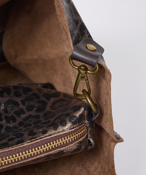 AULENTTI(オウレンティ)の「【WEB限定】【AULENTTI/オウレンティ】ポーチ付きトートバッグ ヒョウ柄(トートバッグ・レディース・シルバー・フリー)」の11枚目の写真