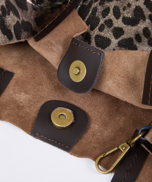 AULENTTI(オウレンティ)の「【WEB限定】【AULENTTI/オウレンティ】ポーチ付きトートバッグ ヒョウ柄(トートバッグ・レディース・シルバー・フリー)」の10枚目の写真