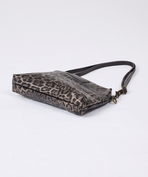 AULENTTI(オウレンティ)の「【WEB限定】【AULENTTI/オウレンティ】ポーチ付きトートバッグ ヒョウ柄(トートバッグ・レディース・シルバー・フリー)」の6枚目の写真