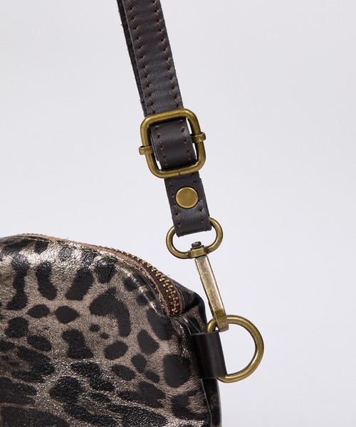 AULENTTI(オウレンティ)の「【WEB限定】【AULENTTI/オウレンティ】ポーチ付きトートバッグ ヒョウ柄(トートバッグ・レディース・シルバー・フリー)」の4枚目の写真