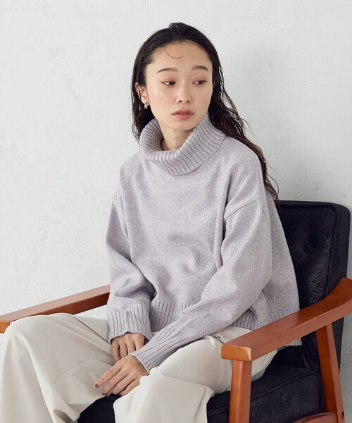 COMME CA ISM（コムサイズム）の「【ウォッシャブル】バックスリット オフタートルニット（ニット/セーター・レディース・ブラウン/ライトグレー/アイボリー/ライラック/サックスブルー・FREE）」の5枚目の写真