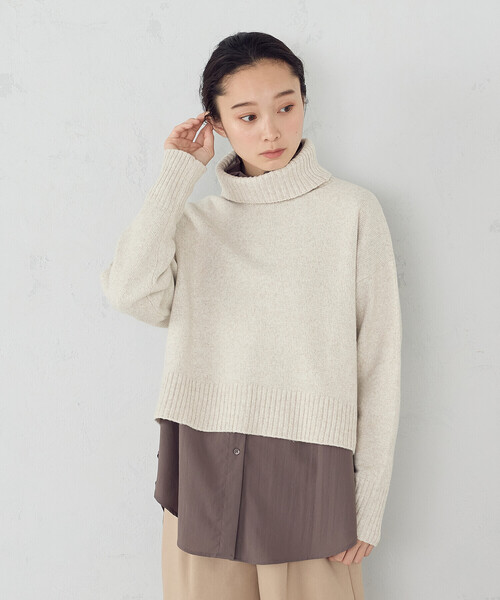 COMME CA ISM（コムサイズム）の「【ウォッシャブル】バックスリット オフタートルニット（ニット/セーター・レディース・ブラウン/ライトグレー/アイボリー/ライラック/サックスブルー・FREE）」の2枚目の写真
