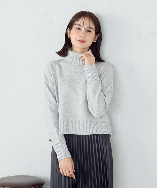 COMME CA ISM（コムサイズム）の「【ウォッシャブル】バックスリット オフタートルニット（ニット/セーター・レディース・ブラウン/ライトグレー/アイボリー/ライラック/サックスブルー・FREE）」の10枚目の写真