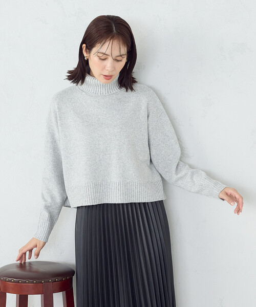 COMME CA ISM（コムサイズム）の「【ウォッシャブル】バックスリット オフタートルニット（ニット/セーター・レディース・ブラウン/ライトグレー/アイボリー/ライラック/サックスブルー・FREE）」の11枚目の写真