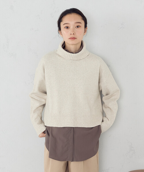 COMME CA ISM（コムサイズム）の「【ウォッシャブル】バックスリット オフタートルニット（ニット/セーター・レディース・ブラウン/ライトグレー/アイボリー/ライラック/サックスブルー・FREE）」の14枚目の写真