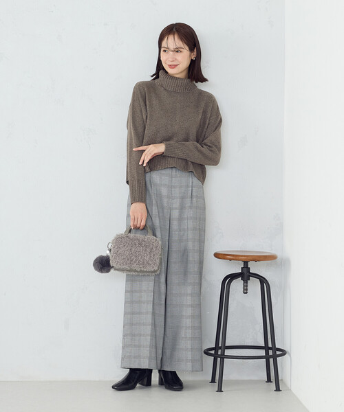 COMME CA ISM（コムサイズム）の「【ウォッシャブル】バックスリット オフタートルニット（ニット/セーター・レディース・ブラウン/ライトグレー/アイボリー/ライラック/サックスブルー・FREE）」の16枚目の写真