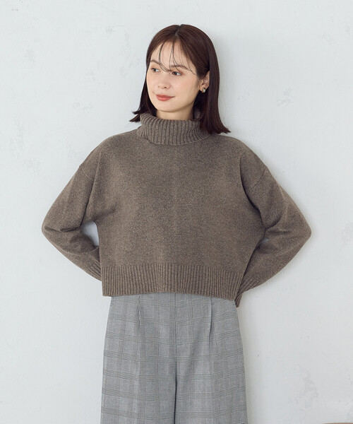 COMME CA ISM（コムサイズム）の「【ウォッシャブル】バックスリット オフタートルニット（ニット/セーター・レディース・ブラウン/ライトグレー/アイボリー/ライラック/サックスブルー・FREE）」の17枚目の写真