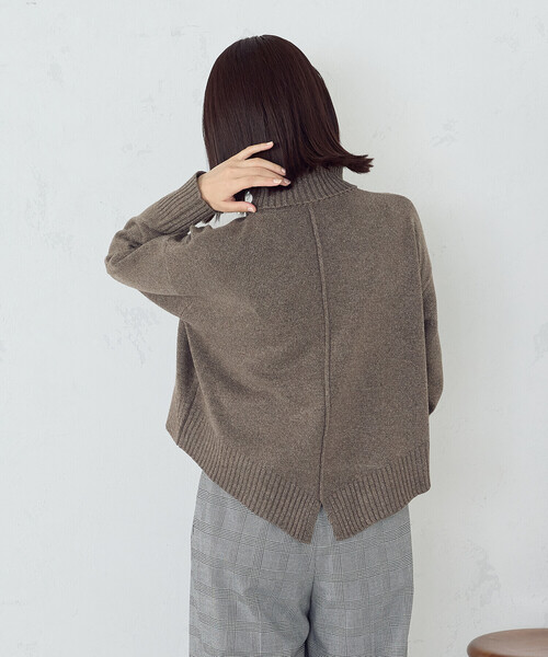 COMME CA ISM（コムサイズム）の「【ウォッシャブル】バックスリット オフタートルニット（ニット/セーター・レディース・ブラウン/ライトグレー/アイボリー/ライラック/サックスブルー・FREE）」の18枚目の写真