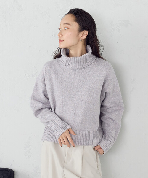COMME CA ISM（コムサイズム）の「【ウォッシャブル】バックスリット オフタートルニット（ニット/セーター・レディース・ブラウン/ライトグレー/アイボリー/ライラック/サックスブルー・FREE）」の6枚目の写真