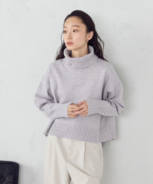COMME CA ISM（コムサイズム）の「【ウォッシャブル】バックスリット オフタートルニット（ニット/セーター・レディース・ブラウン/ライトグレー/アイボリー/ライラック/サックスブルー・FREE）」の7枚目の写真