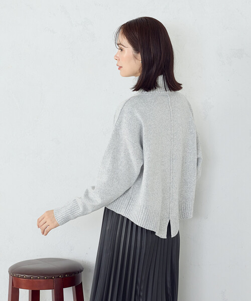 COMME CA ISM（コムサイズム）の「【ウォッシャブル】バックスリット オフタートルニット（ニット/セーター・レディース・ブラウン/ライトグレー/アイボリー/ライラック/サックスブルー・FREE）」の3枚目の写真