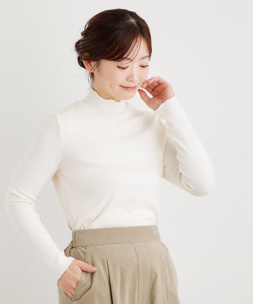 LAURA ASHLEY(ローラアシュレイ)の「【定番人気アイテム!裏起毛】メロウエラスティックタートルプルオーバー(Tシャツ/カットソー・レディース・ブラック/オフホワイト/ナチュラル・38/40)」の4枚目の写真