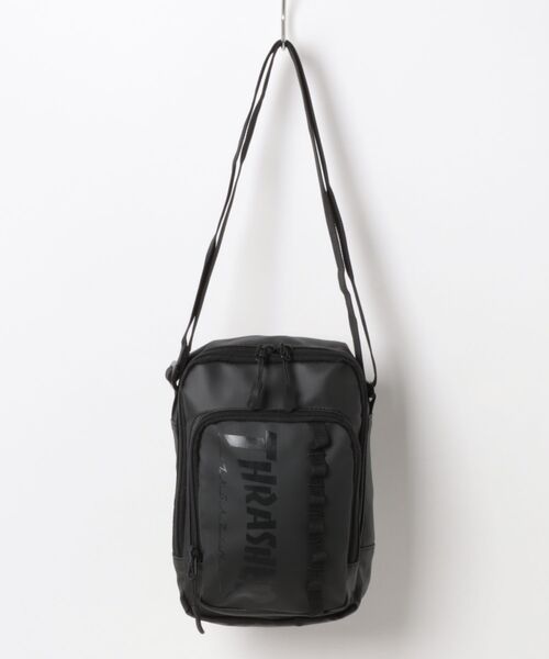 THRASHER(スラッシャー)の「HOMETOWN MINI SHOULDER POUCH TATE/THRASHER スラッシャー ミニショルダーバッグ 縦型 ポーチ サコッシュ ユニセックス 斜めがけ クロスボディ ストリート スケート(ショルダーバッグ・メンズ・ブラック×ホワイト/ブラック×ブラック・FREE)」の2枚目の写真