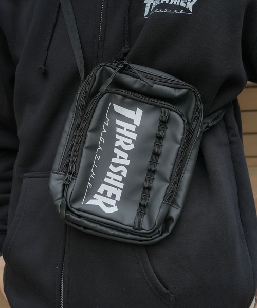 THRASHER(スラッシャー)の「HOMETOWN MINI SHOULDER POUCH TATE/THRASHER スラッシャー ミニショルダーバッグ 縦型 ポーチ サコッシュ ユニセックス 斜めがけ クロスボディ ストリート スケート(ショルダーバッグ・メンズ・ブラック×ホワイト/ブラック×ブラック・FREE)」の3枚目の写真