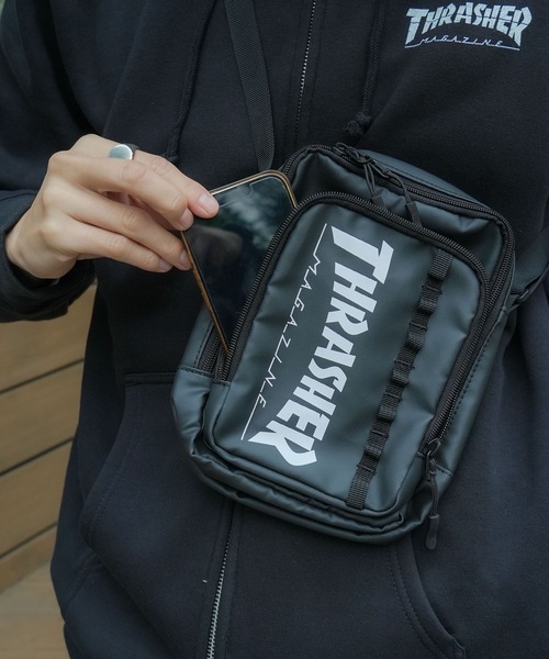 THRASHER(スラッシャー)の「HOMETOWN MINI SHOULDER POUCH TATE/THRASHER スラッシャー ミニショルダーバッグ 縦型 ポーチ サコッシュ ユニセックス 斜めがけ クロスボディ ストリート スケート(ショルダーバッグ・メンズ・ブラック×ホワイト/ブラック×ブラック・FREE)」の4枚目の写真