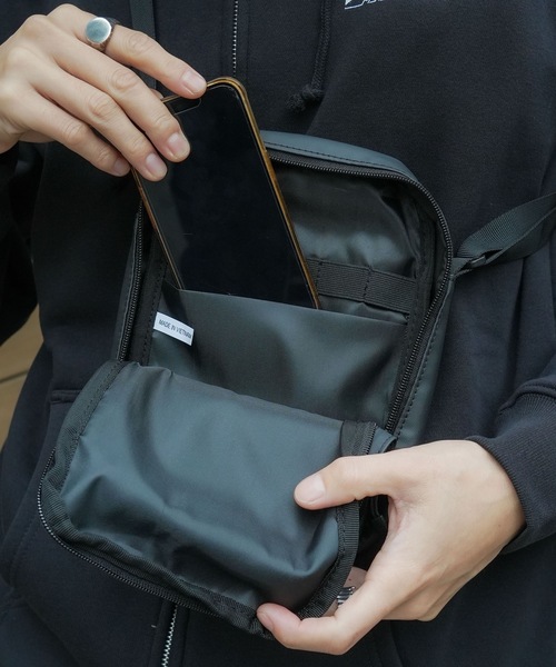 THRASHER(スラッシャー)の「HOMETOWN MINI SHOULDER POUCH TATE/THRASHER スラッシャー ミニショルダーバッグ 縦型 ポーチ サコッシュ ユニセックス 斜めがけ クロスボディ ストリート スケート(ショルダーバッグ・メンズ・ブラック×ホワイト/ブラック×ブラック・FREE)」の5枚目の写真